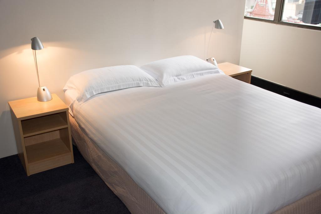 Zimmer mit Queensize-Bett und Gemeinschaftsbad